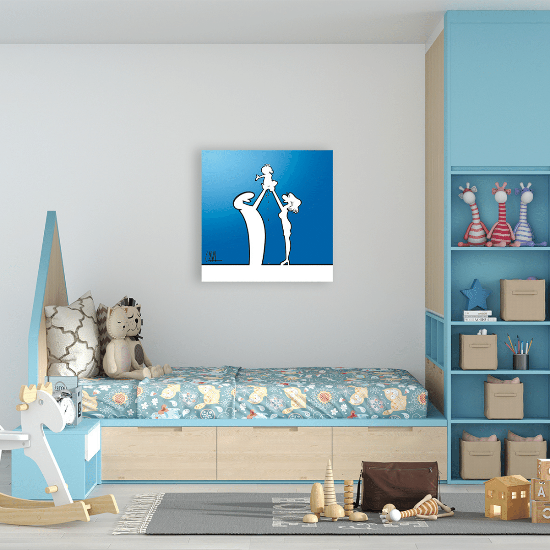 Ambientazione dell'Opera artistica "MrLINEA Baby azzurro", rappresentazione minimalista di un bambino sospeso tra due figure adulte, creata da Osvaldo Cavandoli.
