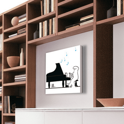 Ambientazione quadro di MrLINEA al pianoforte di Osvaldo Cavandoli, con MrLINEA che suona un gran pianoforte a coda, immerso in un ambiente di note musicali, raffigurato in un'elegante illustrazione in bianco e nero con accenti di blu.